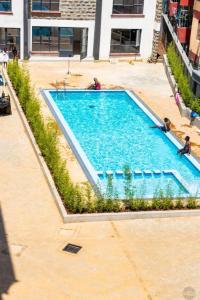 Una vista aérea de una piscina en un edificio. en Cynergy 1b Apartment, Muthiga , Waiyaki Way, en Nairobi