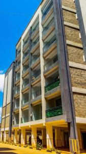 Un edificio de apartamentos con balcones a los lados. en Cynergy 1b Apartment, Muthiga , Waiyaki Way, en Nairobi