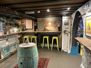 Ο χώρος του lounge ή του μπαρ στο The Bridge House