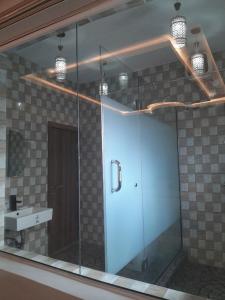 Koupelna v ubytování Mainstay Luxury Hotel