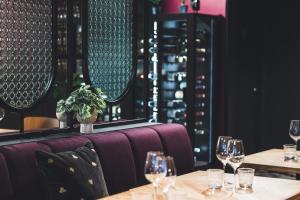 une rangée de tables avec des verres à vin dans un restaurant dans l'établissement Original Sokos Hotel Vaakuna Rovaniemi, à Rovaniemi 36 autres photos