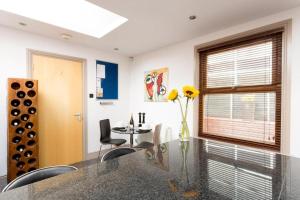 Et opholdsområde på Spacious 4 Bedroom Apartment in Oxford City Centre, Near Colleges & Botanical Gardens