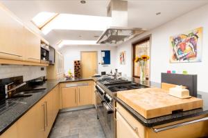 Køkken eller tekøkken på Spacious 4 Bedroom Apartment in Oxford City Centre, Near Colleges & Botanical Gardens