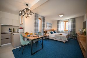 een kamer met een bed, een tafel en een keuken bij Casa Laurea in Dubrovnik +82 foto's