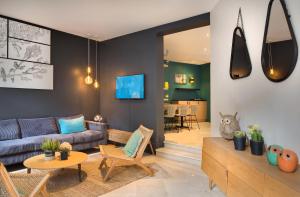 een woonkamer met een bank en een tafel bij Chouette Hotel in Parijs