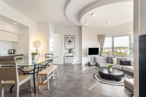 een woonkamer met een tafel en een eetkamer bij one bedroom plus 1 extra room Nomad Dreams N6 in Cascais mountain view in Cascais