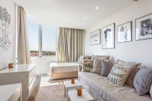 Χώρος καθιστικού στο one bedroom plus 1 extra room Nomad Dreams N6 in Cascais mountain view +32 φωτογραφίες
