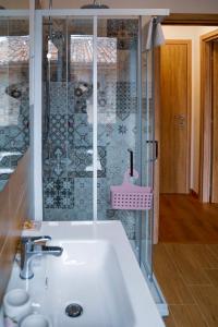 Koupelna v ubytování GUBBIO LIVING - By Angeloni + 24 fotografií