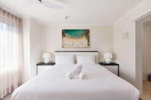 En eller flere senge i et værelse på King Bed with Sofa Bed Studio at Manly - 3min walk to Corso & Manly Beach