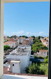 Blick auf die Stadt von einem Gebäude in der Unterkunft Chambre & terrasse face océan in Royan