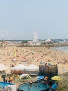 Ein Strand mit vielen Leuten drauf. in der Unterkunft Chambre & terrasse face océan in Royan