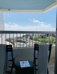 ein Balkon mit zwei Stühlen und Blick auf das Meer in der Unterkunft Chambre & terrasse face océan in Royan