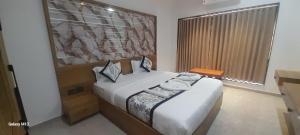 Postel nebo postele na pokoji v ubytování Fun Hotel Rajkot