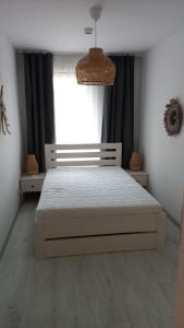 SkorkaにあるŚwieradów Zdrój Źródlana 2 - 100 metrów od gondoliのベッドルーム1室(窓の前に大型ベッド1台付)