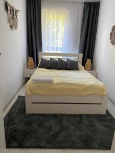 SkorkaにあるŚwieradów Zdrój Źródlana 2 - 100 metrów od gondoliの大きな窓付きのベッドルームのベッド1台