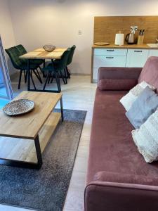 SkorkaにあるŚwieradów Zdrój Źródlana 2 - 100 metrów od gondoliのソファとテーブルのあるリビングルーム +4枚の写真