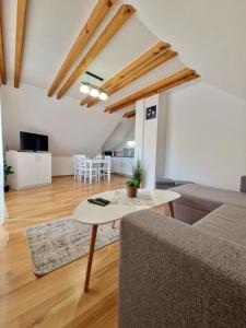 una sala de estar con un sofá y una mesa en Chata Kúria Tále, Chopok JUH, en Brezno