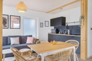 Kuchyň nebo kuchyňský kout v ubytování Wunderschönes Ferienhaus im Grünen + 13 fotografií