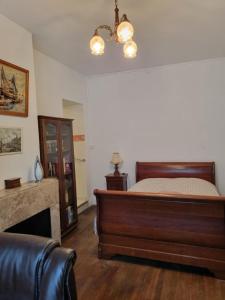 Ένα ή περισσότερα κρεβάτια σε δωμάτιο στο Dominique +6 φωτογραφίες