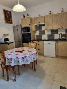 Η κουζίνα ή μικρή κουζίνα στο Dominique