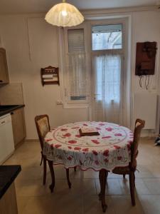 Dominique في La Celle-sous-Gouzon: مطبخ مع طاولة و كرسيين و نافذة +5 صور