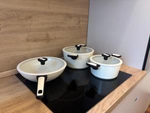 ヴィアレッジョにあるMinervaの浴室の棚に置かれた3つの洗面台