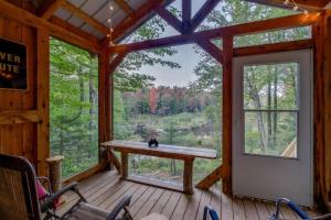 Foto sihtkohas Greig asuva majutusasutuse Romantic Cabin Rental Overlooking Otter Creek in the Adirondacks of Upstate New York galeriist +40 fotot