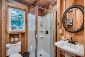 Vannituba majutusasutuses Romantic Cabin Rental Overlooking Otter Creek in the Adirondacks of Upstate New York