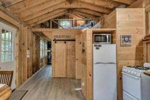 Köök või kööginurk majutusasutuses Romantic Cabin Rental Overlooking Otter Creek in the Adirondacks of Upstate New York