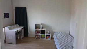 ein kleines Schlafzimmer mit einem Bett und einem Schreibtisch in der Unterkunft Le paradis de Gus in Nevers