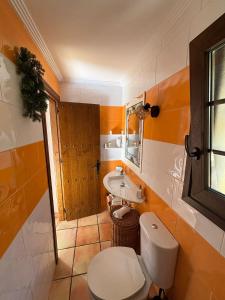 un bagno con un water e un lavandino di La Posada RR junto al Aeropuerto de Málaga a Málaga