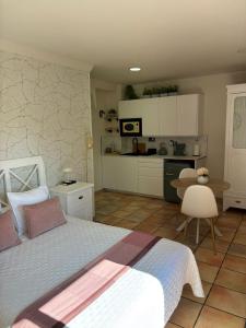 una camera da letto con un letto, un tavolo e una cucina di La Posada RR junto al Aeropuerto de Málaga a Málaga