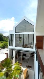 une maison en construction avec une grande fenêtre dans l'établissement Villa JAYA Nyanyi, à Munggu