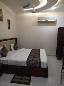 Postel nebo postele na pokoji v ubytování Hotel The Shriyansh