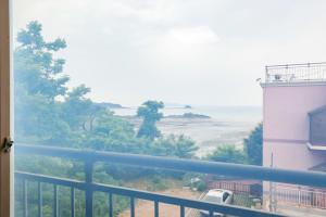 a view of the ocean from a balcony at 온담펜션 