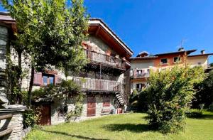 un grand bâtiment avec des balcons sur le côté dans l'établissement Maison Carola Sous Les Étoiles, à Aoste