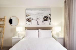 Ένα ή περισσότερα κρεβάτια σε δωμάτιο στο Queen Bed with Balcony at Manly - 3min walk to Corso & Manly Beach