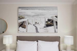 Ένα ή περισσότερα κρεβάτια σε δωμάτιο στο Queen Bed with Balcony at Manly - 3min walk to Corso & Manly Beach +8 φωτογραφίες