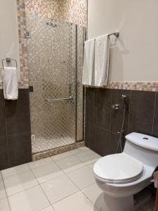 Ένα μπάνιο στο Prime Al Hamra Hotel Riyadh +9 φωτογραφίες