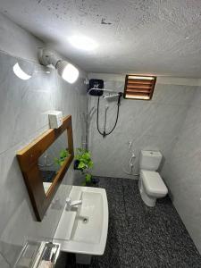une salle de bain avec un lavabo, une douche et des toilettes dans l'établissement Dimuthu Cottage Hiriketiya, à Dikwella 5 autres photos