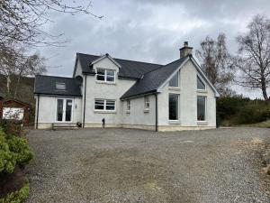 a large white house with a large driveway at Oiseval in Fort Augustus