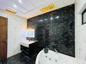 Koupelna v ubytování Signature Suite + 23 fotografií