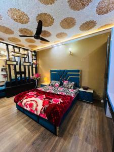 Postel nebo postele na pokoji v ubytování Signature Suite