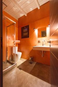 パルガにあるsmall luxury hotel 1800のバスルーム(トイレ、洗面台、シャワー付)