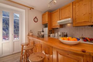 una cocina con un tazón de naranjas en un mostrador en Résidence Bel'Alp 16 - Happy Rentals, en Chamonix-Mont-Blanc