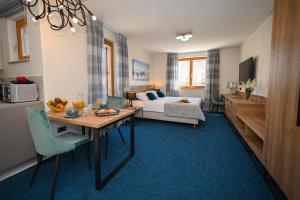 een woonkamer met een bed en een tafel met een eetkamer bij Casa Laurea in Dubrovnik