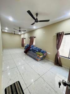 德瓦尔卡Ashtha Bungalow的配有沙发和吊扇的客厅