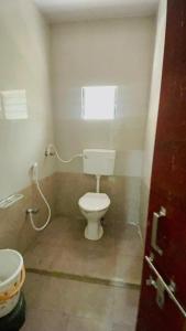 德瓦尔卡Ashtha Bungalow的房间里有白色马桶的浴室