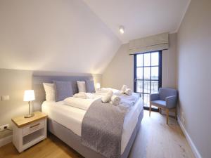 Voodi või voodid majutusasutuse Reetland am Meer - LuxusPlus Reetdachvilla mit 4 Schlafzimmern, Sauna und Kamin G15 toas