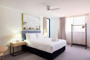 Ένα ή περισσότερα κρεβάτια σε δωμάτιο στο Queen Studios at Manly - 3min walk to Corso & Manly Beach